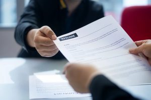 经常跳槽,或将离职称证书越来越远